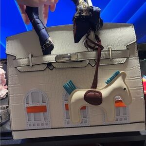 Chic White Croc-Embossed Handbag with Horse Charm